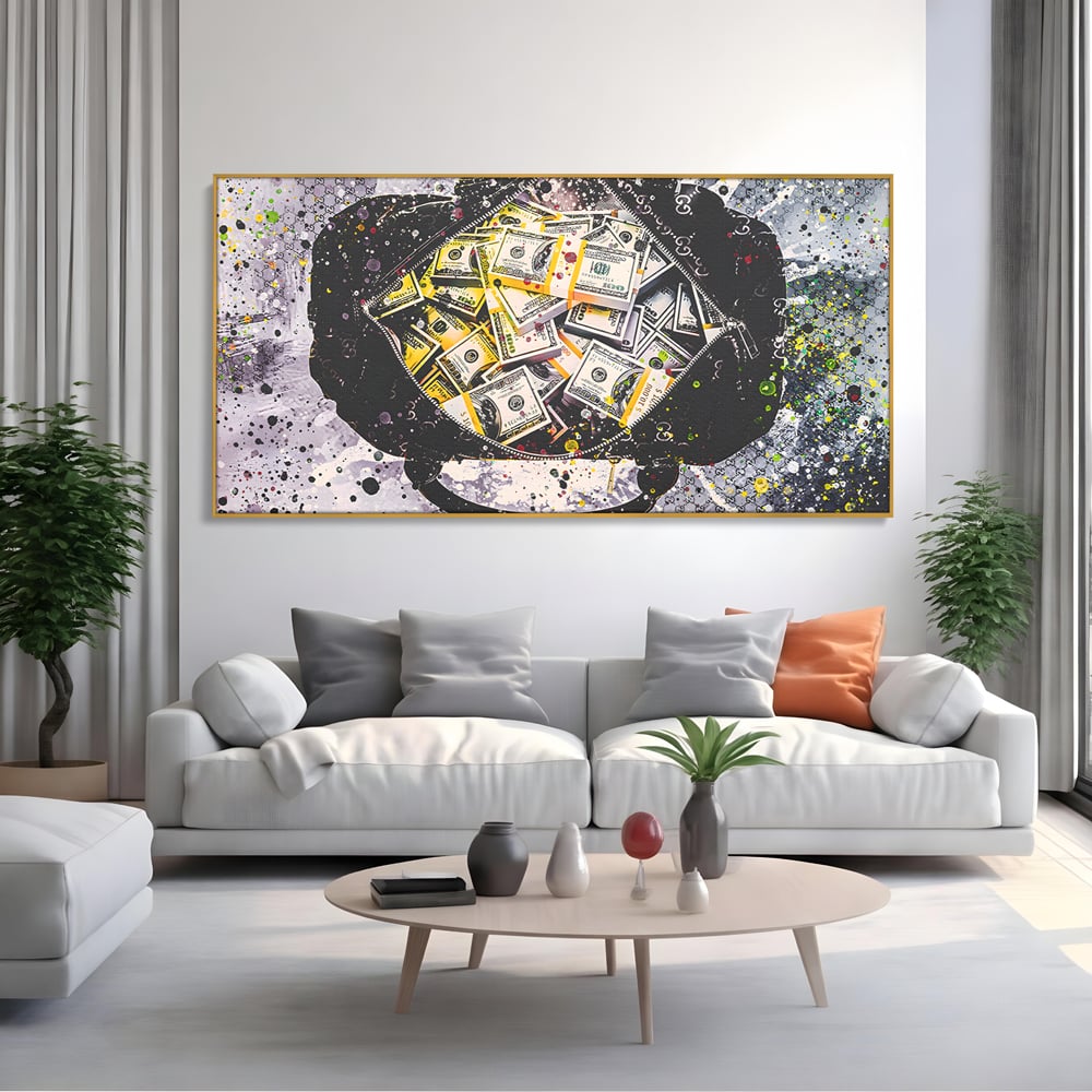Tablou canvas cu pictura valiza plina cu dolari, in rama de aluminiu auriu, pe perete intr-un living